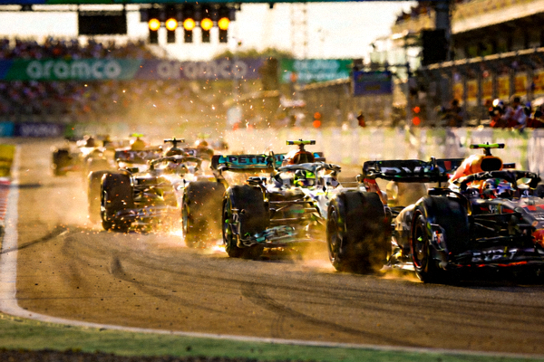 F1赛车比赛现场 - 多辆赛车在弯道激烈竞逐尘土飞扬