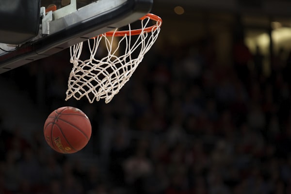 NBA总决赛激烈对抗 - 球员突破上篮防守球员封盖瞬间